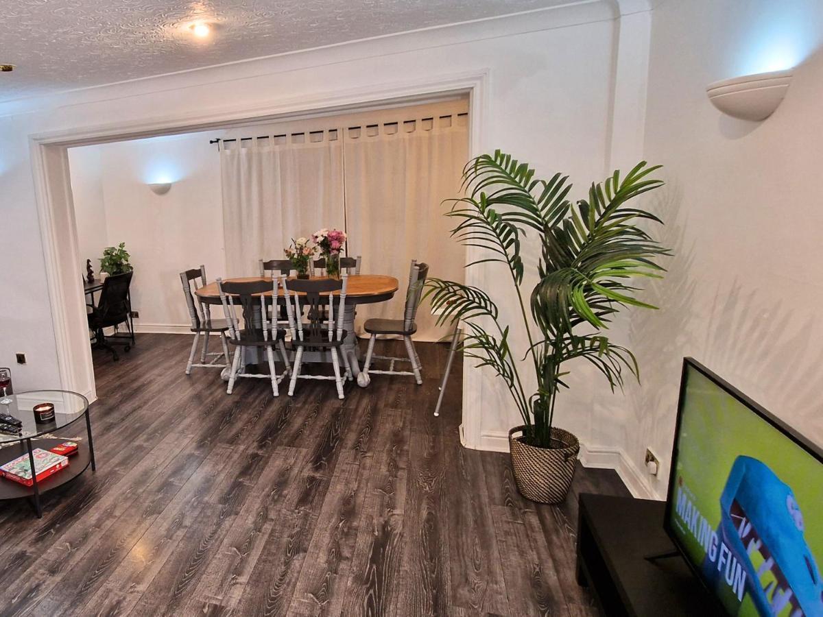 Spacious & Comfy Home- Very Close To Nec Birmingham ,Hs2 & Airport- Perfect For Contractors & Groups- Free Parking & Fast Wifi Marston Green Extérieur photo