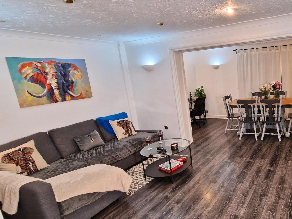 Spacious & Comfy Home- Very Close To Nec Birmingham ,Hs2 & Airport- Perfect For Contractors & Groups- Free Parking & Fast Wifi Marston Green Extérieur photo